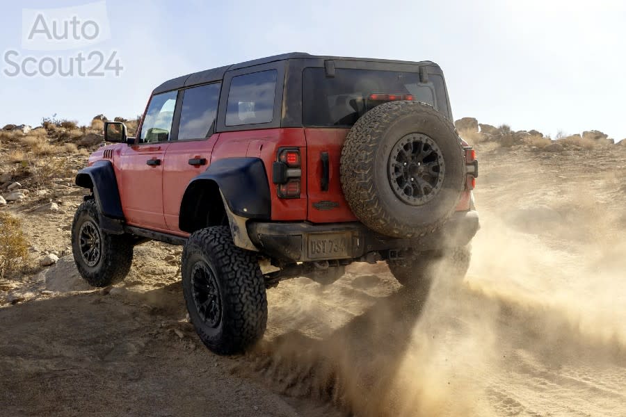 2022-Ford-Bronco-Raptor_20-Copy(1).jpg
