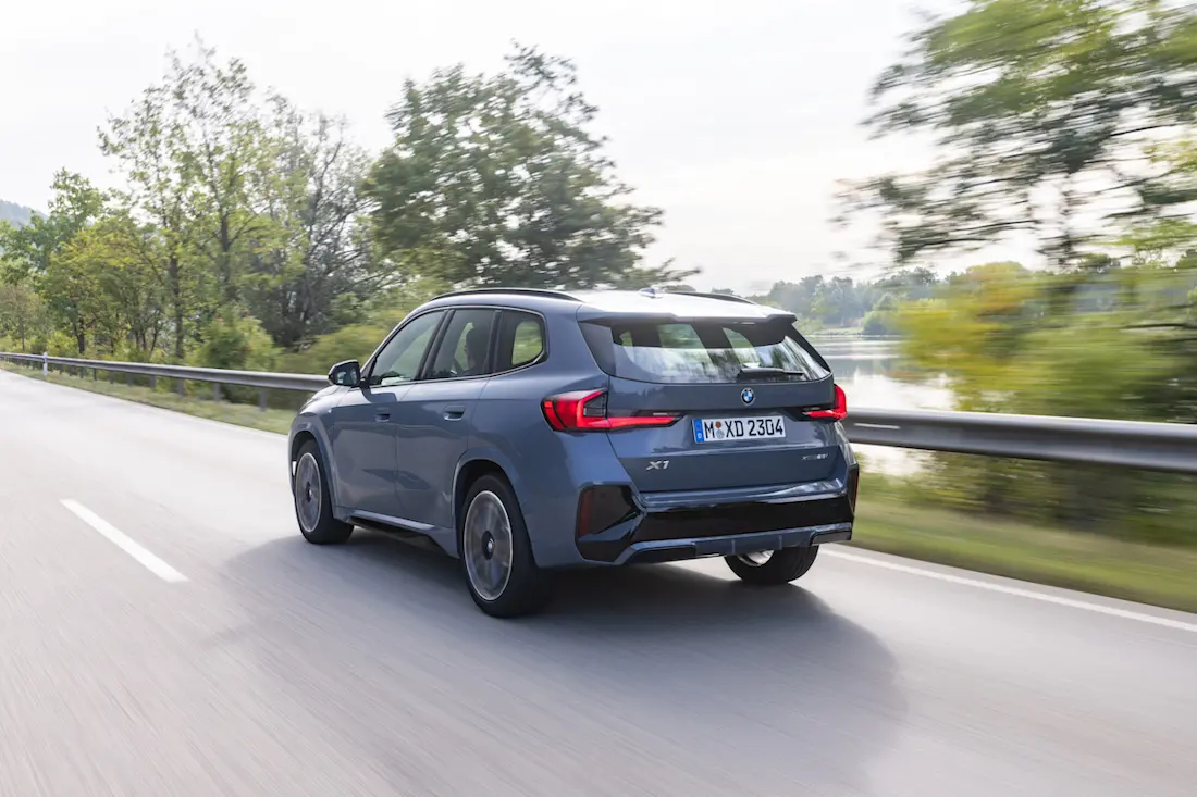 BMW X1 (2022) rijdend, achteraanzicht BMW X1 (2022) rijdend, achteraanzicht