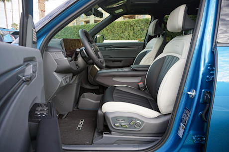 Editorial 2024 kia ev9 land awd w gt line package fd 231215 13 di