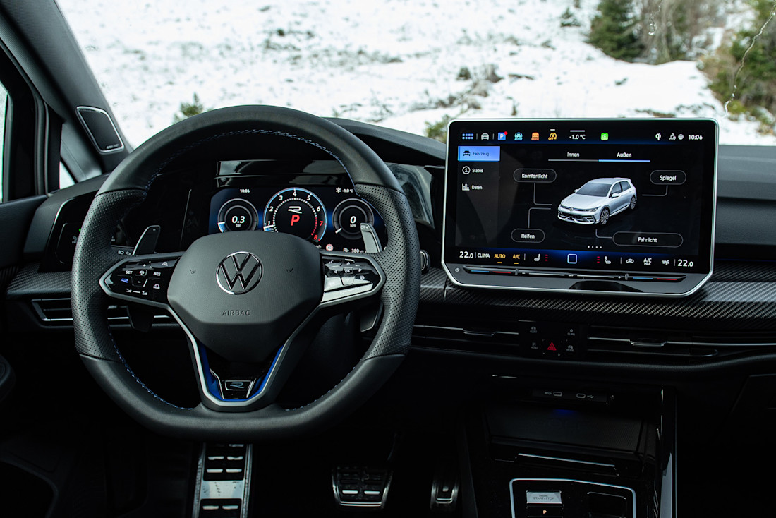 vw-golf-r-8-5-2024-infotainment