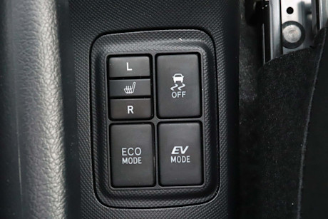 Editorial 2019 toyota prius c technology 31 jm