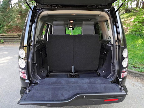 Editorial 2015 land rover lr4 hse luxury sh 43