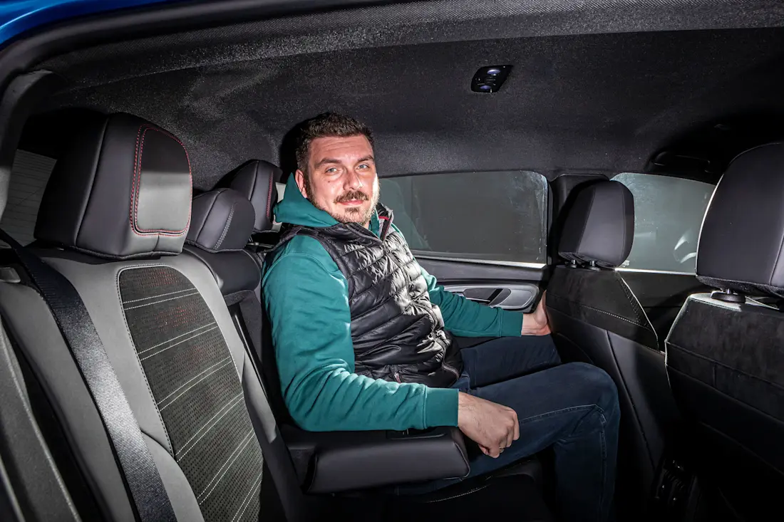 Gerade noch bequem: In der zweiten Reihe fehlt es für Großgewachsene schnell an Kopffreiheit. Die schmalen Fenster und das dunkle Interieur verstärkten das gedrückte Gefühl.  Gerade noch bequem: In der zweiten Reihe fehlt es für Großgewachsene schnell an Kopffreiheit. Die schmalen Fenster und das dunkle Interieur verstärkten das gedrückte Gefühl.