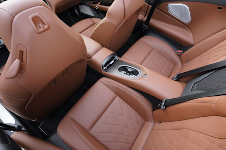 10 maserati-grancabrio-folgore-2026-ruecksitze-fussraum