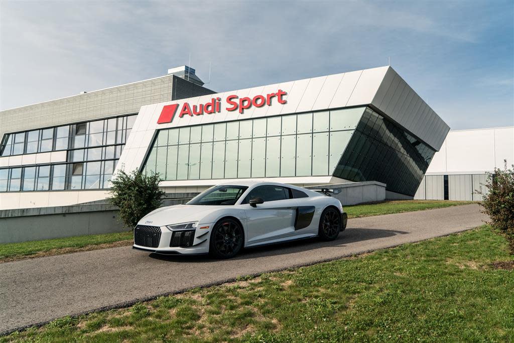 Audi-R8-V10-Plus-Coupé-Competition-Package-autoscout24 (9).jpg