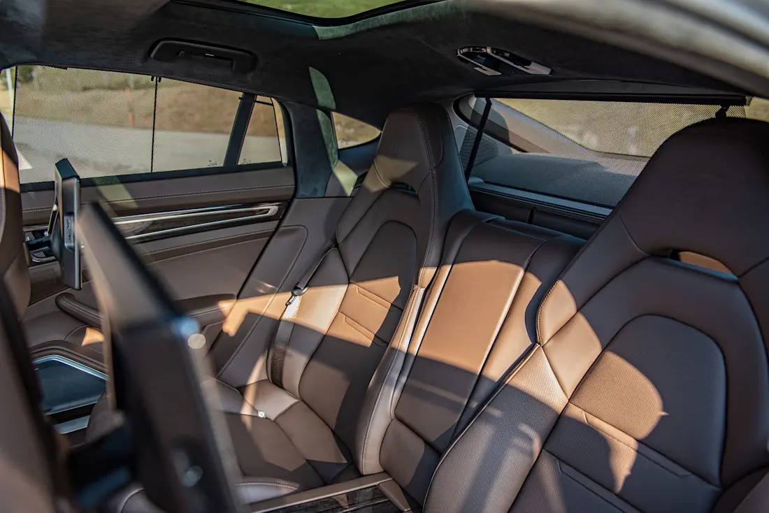  Im Fond herrscht Clubhaus-Atmosphäre. Dennoch gilt, dass der Panamera hinten kein Platzwunder ist. Wer öfter Gäste chauffiert sollte zum verlängerten (und seltenen) Panamera Executive greifen.