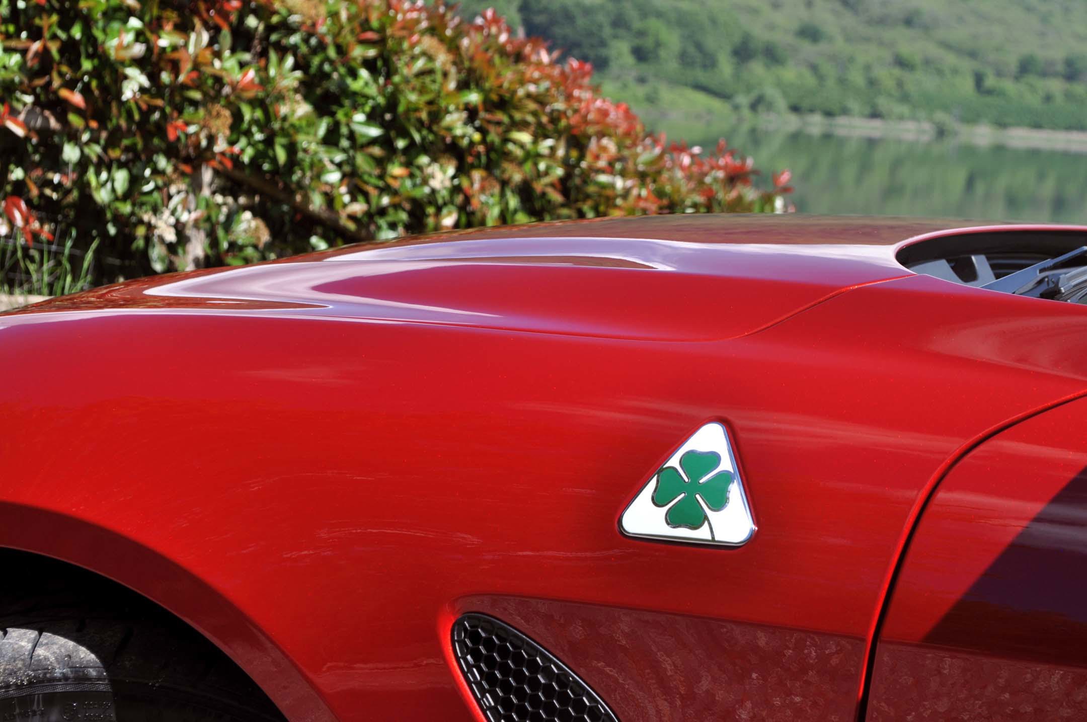 D*I様 Macchina rossa Alfa Romeoクァドリフォリオ ア The