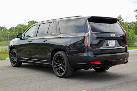 Editorial 2023 cadillac escalade esv sport platinum td 230920 07 jm
