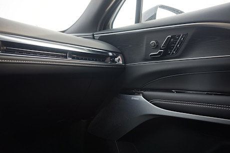 Editorial 2025 cadillac lyriq td jl 250318 10