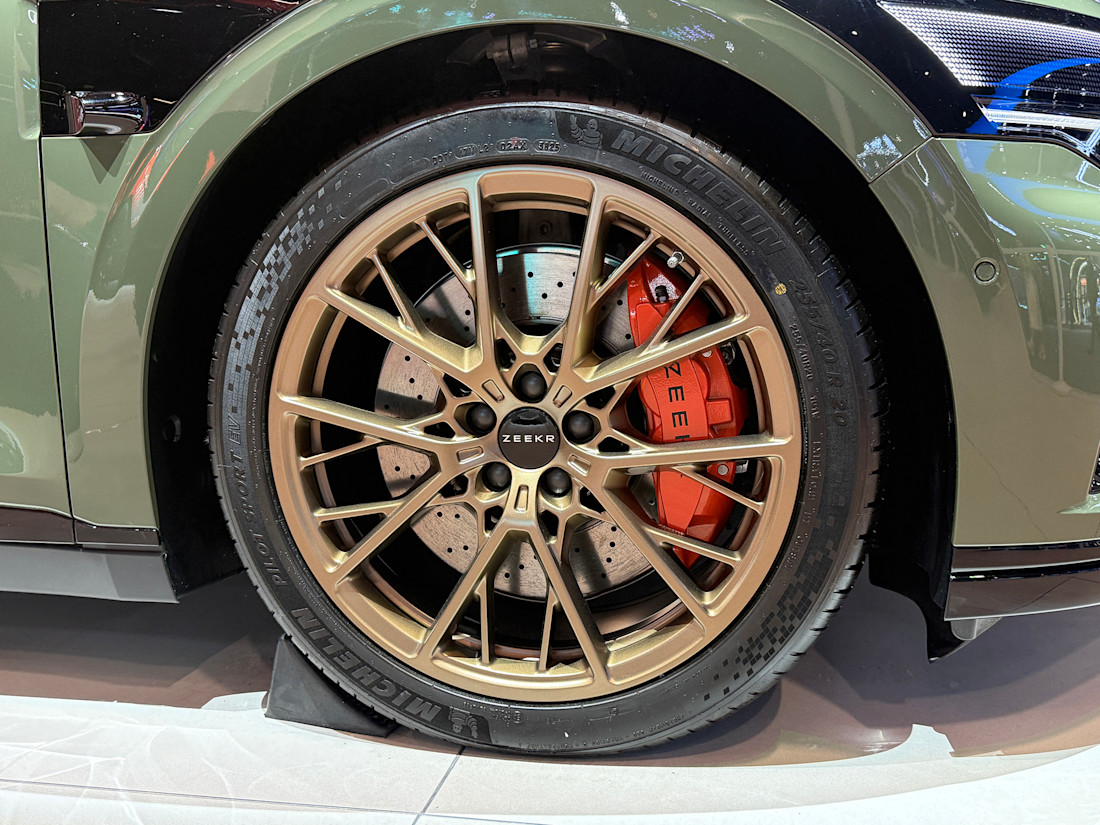 Zeekr 007GT wheel.jpg