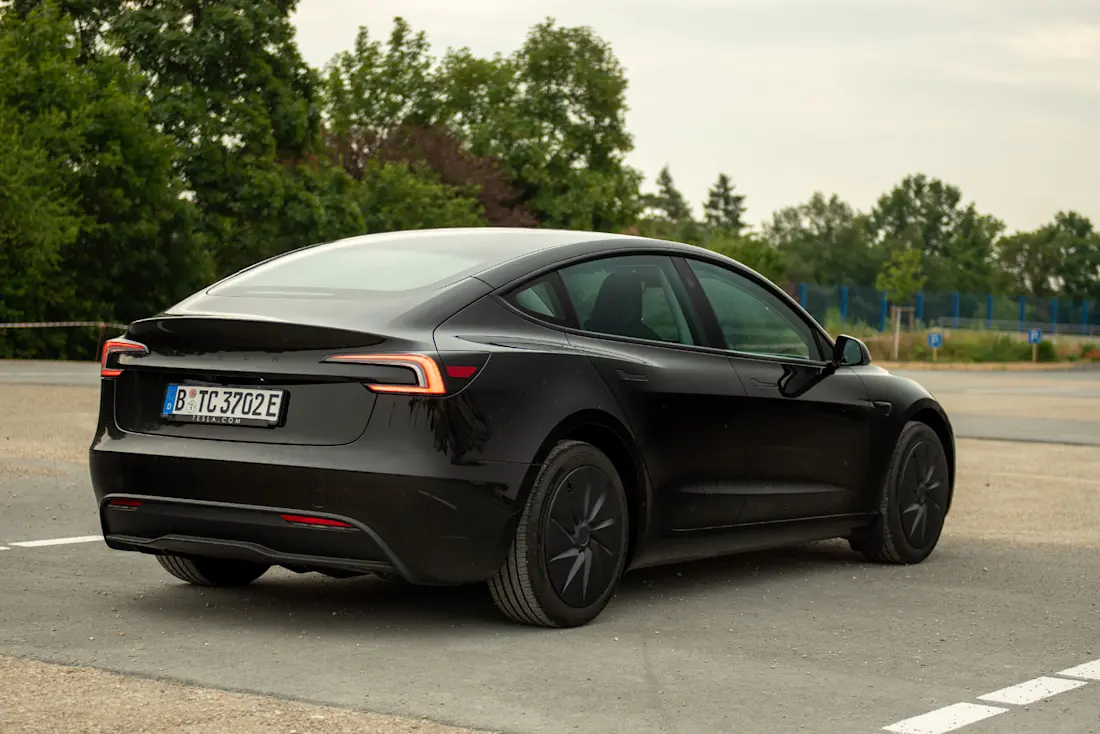 tesla-model-3-rwd-2026-seite-heck
