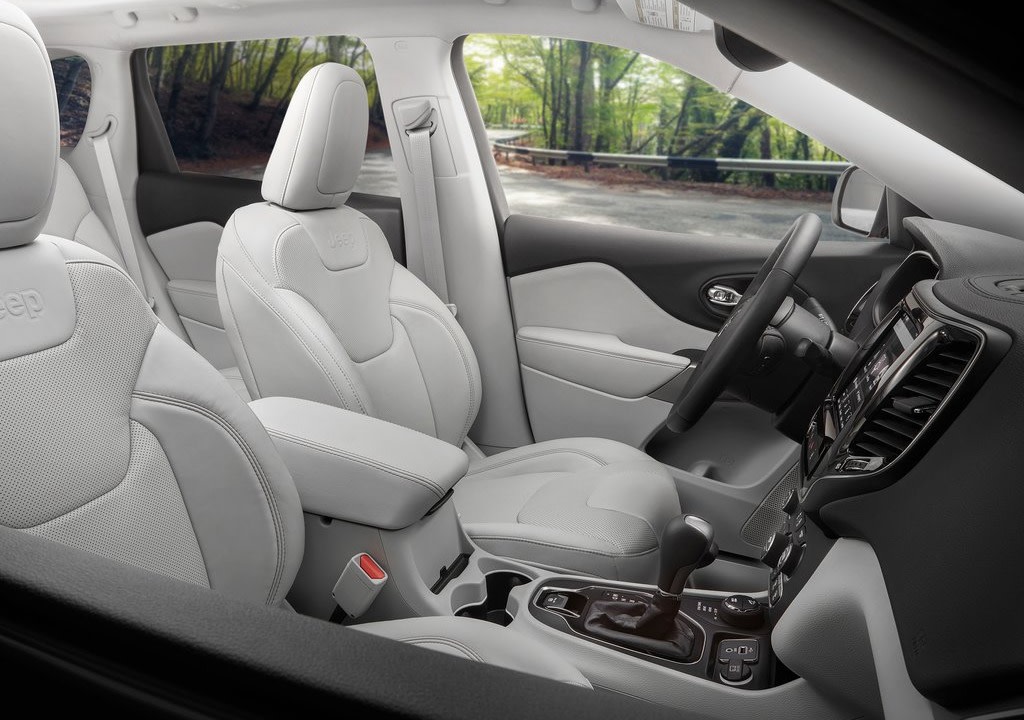 Jeep-Cherokee-2019-interni.jpeg