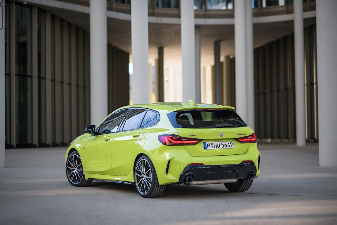 BMW M135i xDrive (2022) statisch, achteraanzicht BMW M135i xDrive (2022) statisch, achteraanzicht