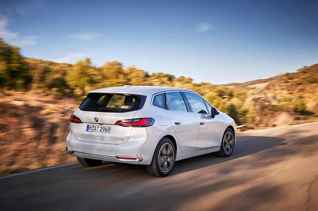 BMW 2 Active Tourer (2022) rijdend, achteraanzicht BMW 2 Active Tourer (2022) rijdend, achteraanzicht