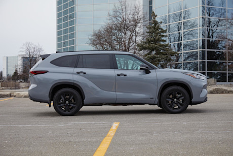 Editorial 2024 toyota highlander hybrid xle awd td 240425 06 jk