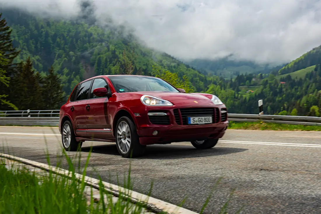 Trotz seines Alters kann aber auch der Geländewagen-Urahn aus dem Hause Porsche auf engen Bergpassagen erstaunlich gut mithalten. Die aufgezogenen Michelin Latitude Sport 3 übernehmen den Rest und sorgen für beinahe unwirkliche Haftungsverhältnisse!  Trotz seines Alters kann aber auch der Geländewagen-Urahn aus dem Hause Porsche auf engen Bergpassagen erstaunlich gut mithalten. Die aufgezogenen Michelin Latitude Sport 3 übernehmen den Rest und sorgen für beinahe unwirkliche Haftungsverhältnisse!