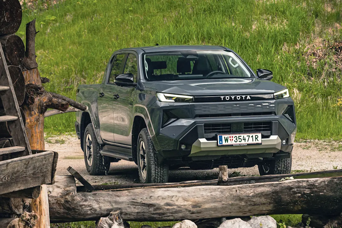 2 toyota-hilux-bev-2026-front-seitlich