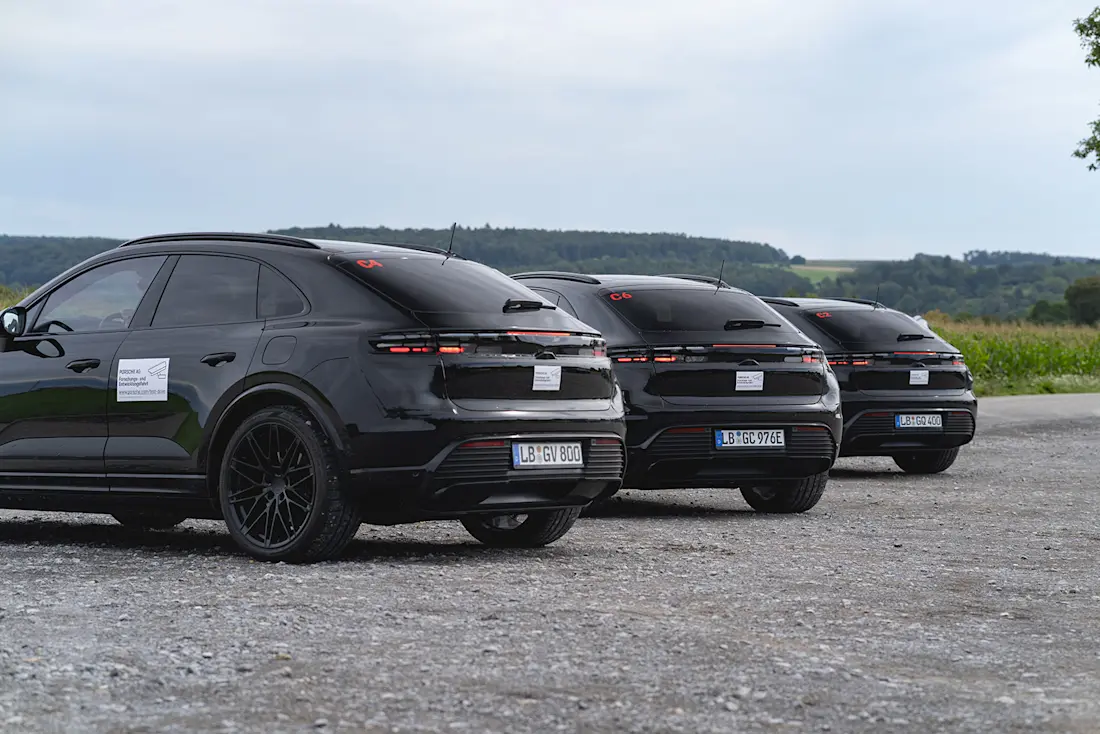  Das erste E-SUV von Porsche wird coupéhafter als bisher, dennoch ist es weiterhin klar als Macan zu identifizieren.