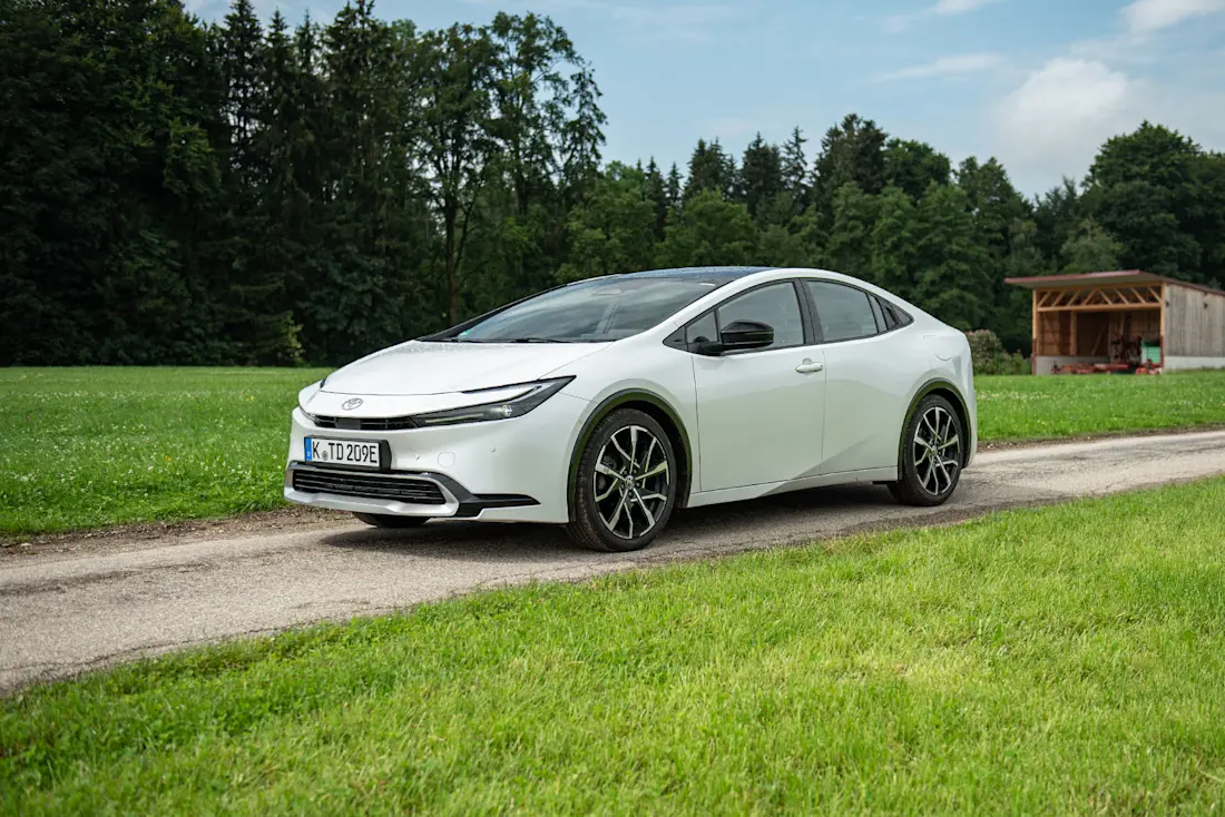 toyota-prius-plug-in-hybrid-2024-front-seite toyota-prius-plug-in-hybrid-2024-front-seite