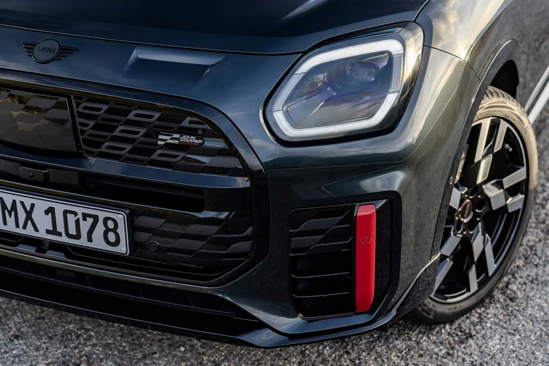 mini-jcw-countryman-2024-front-detail mini-jcw-countryman-2024-front-detail