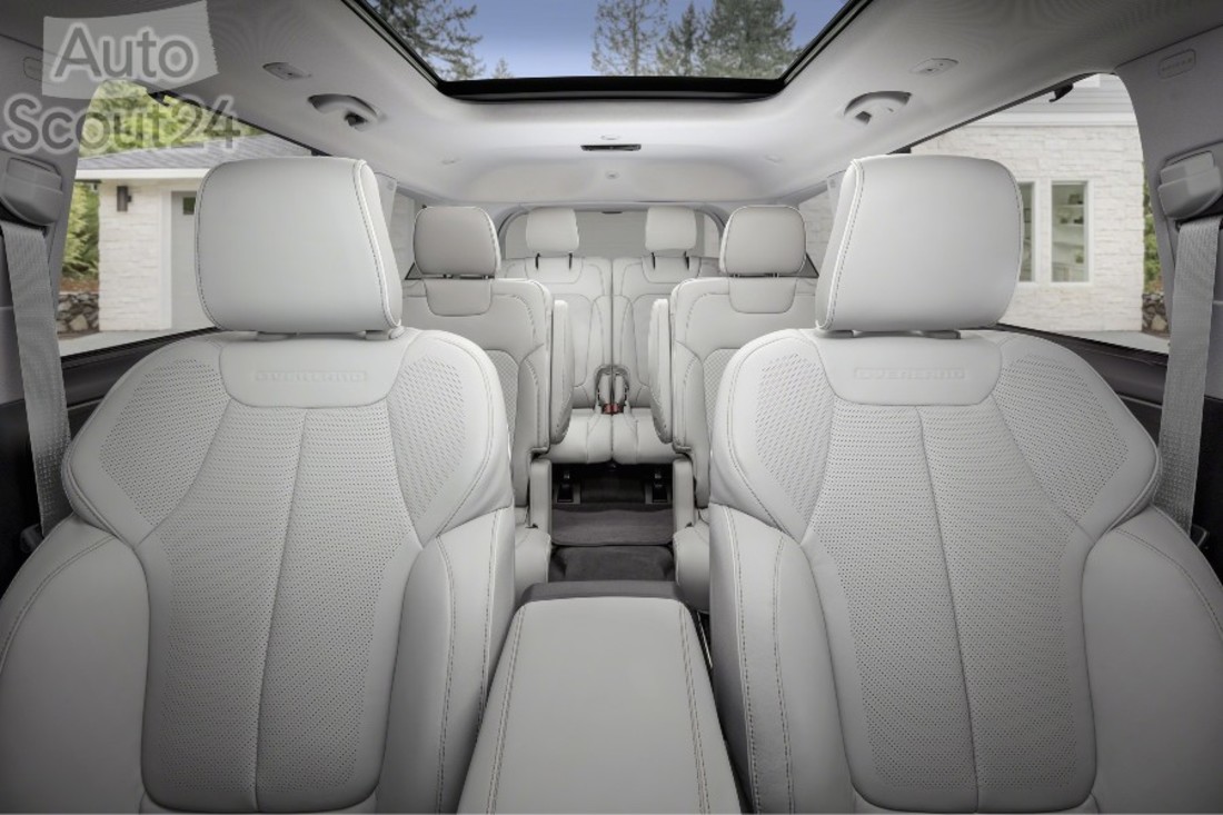 JeepGrandCherokeeLOverlandinterior_4 (2).jpg