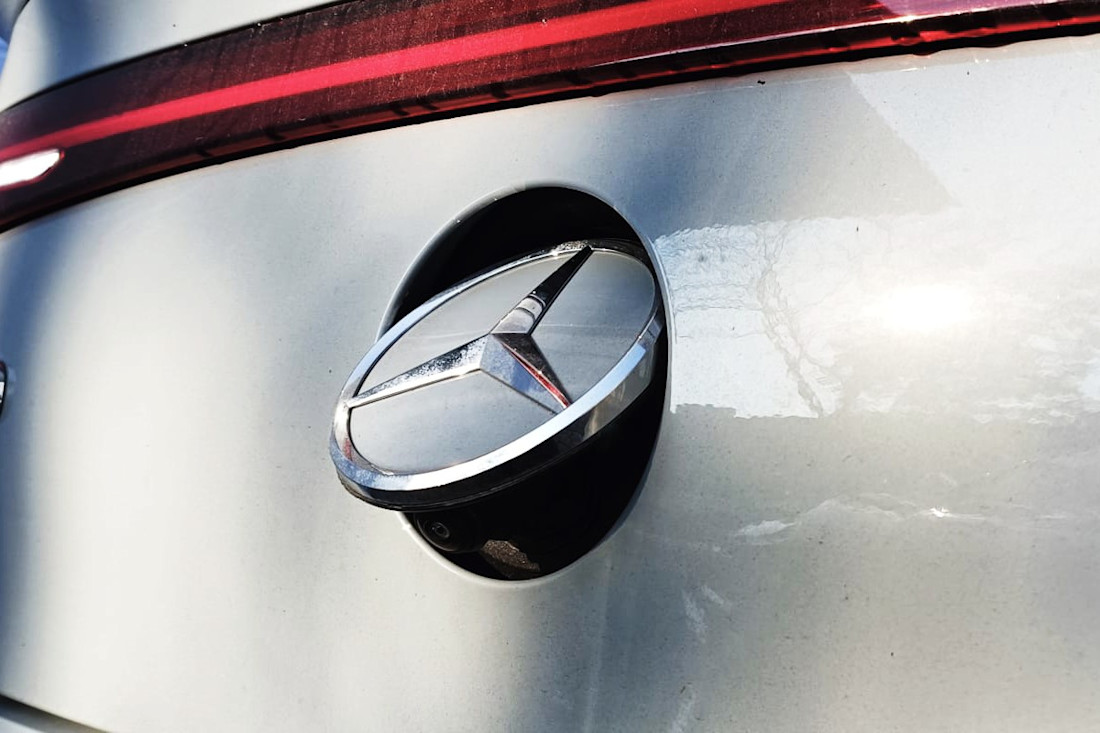 Voilà pourquoi le clapet à l’arrière d'une Mercedes est souvent ouvert