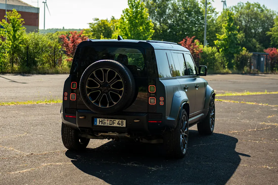 land-rover-defender-octa-2026-heck
