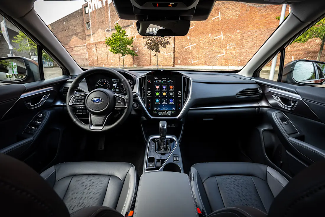 Der Innenraum des neuen Subaru Impreza ist robust und funktional gestaltet. Das Infotainment-System beherrscht kabelloses Apple CarPlay.  Der Innenraum des neuen Subaru Impreza ist robust und funktional gestaltet. Das Infotainment-System beherrscht kabelloses Apple CarPlay.