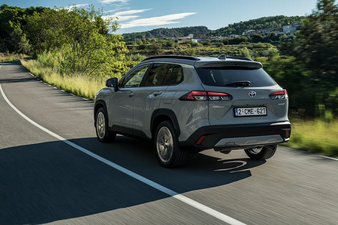 Toyota Corolla Cross (2022) rijdend, achteraanzicht