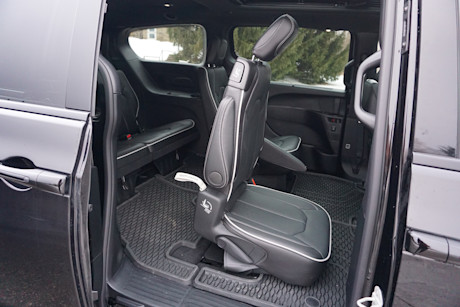 2026 Chrysler Pacifica AWD Review + Video Body Image