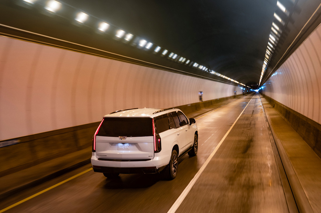 2023-cadillac-escalade-sport-002