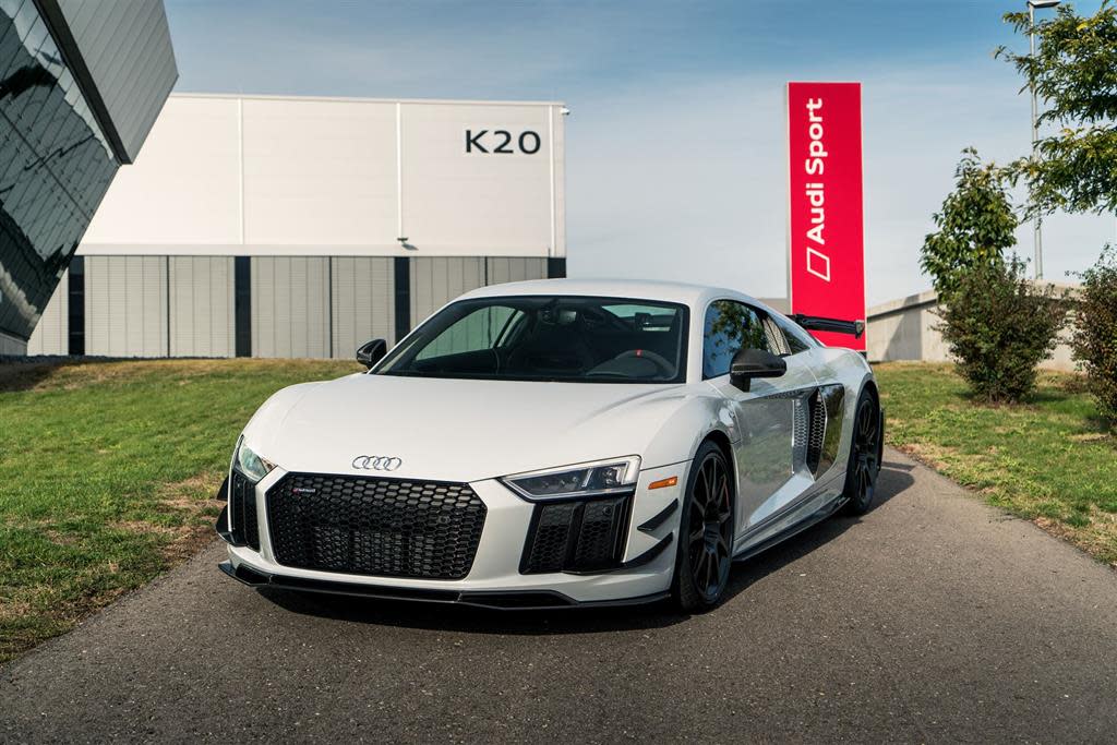 Audi-R8-V10-Plus-Coupé-Competition-Package-autoscout24 (2).jpg