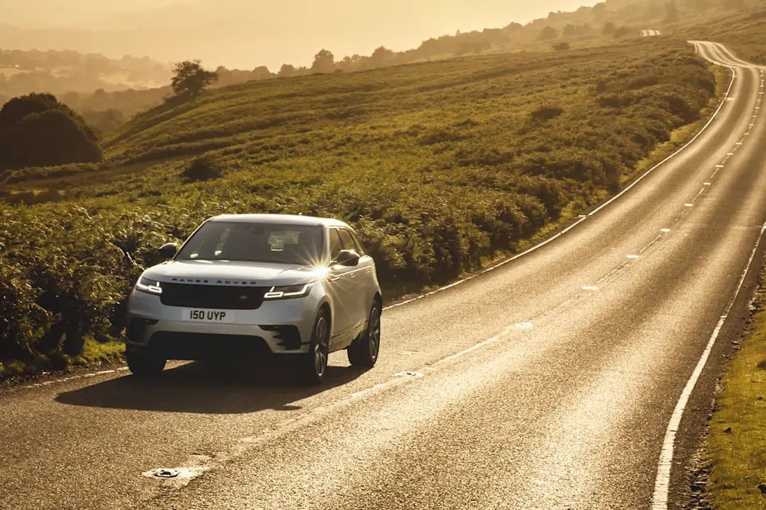 Range Rover Velar P400e 2021 rijdend voor Range Rover Velar P400e 2021 rijdend voor