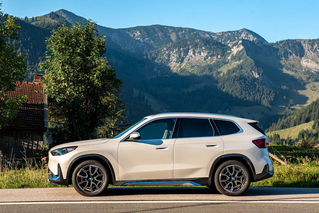  BMW verzichtet noch auf ein 800-Volt-Batteriesystem. Dennoch kommt der iX1 sehr lange an seine maximale Ladeleistung von 130 kW heran. Am AC-Lader sind optional maximal 22 kW möglich.