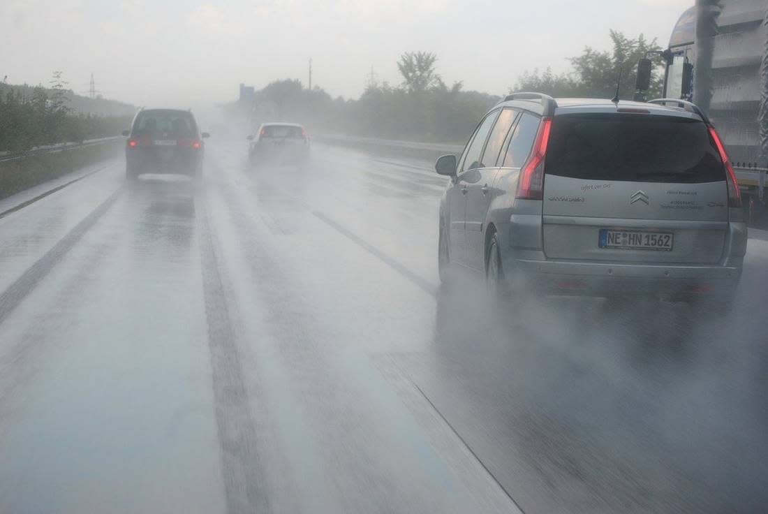 Aquaplaning: veilig rijden bij zware regenval