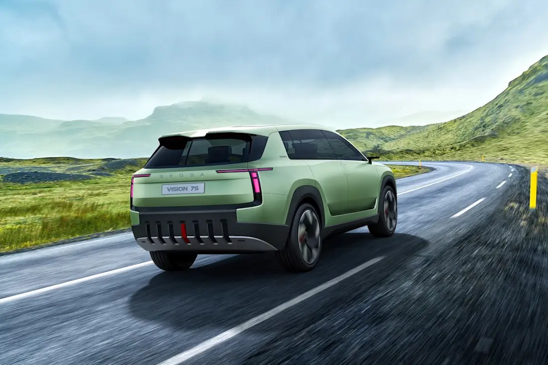 Skoda Vision 7S (2022) rijdend, achteraanzicht