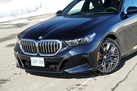 BMW 550e xDrive 2025 : essai routier Image