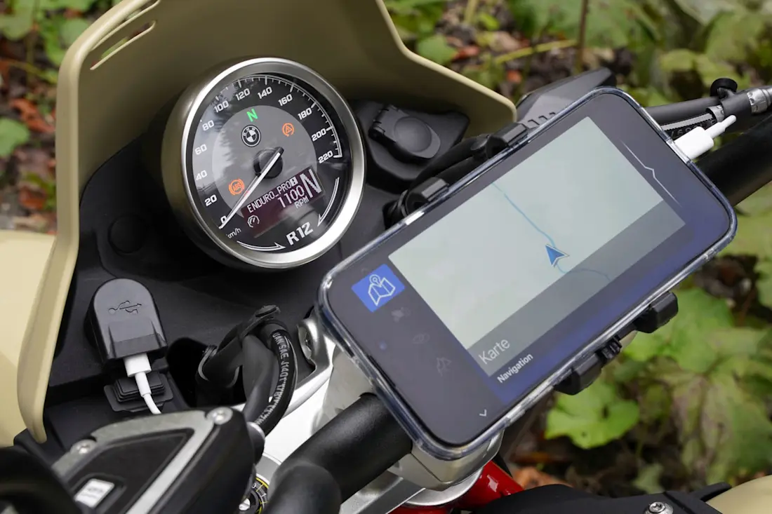 9 bmw-r-12-gs-rundinstrument-smartphone