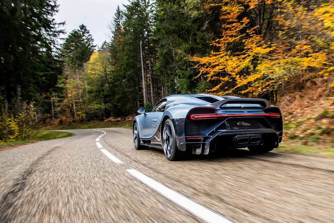 Bugatti Chiron Profilée (2023) rijdend, achteraanzicht Bugatti Chiron Profilée (2023) rijdend, achteraanzicht