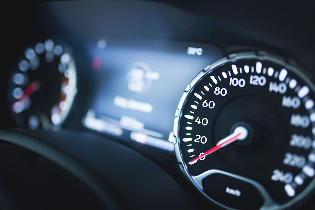 Cockpit Tacho ohne Marke (AT neues-auto-einfahren)
