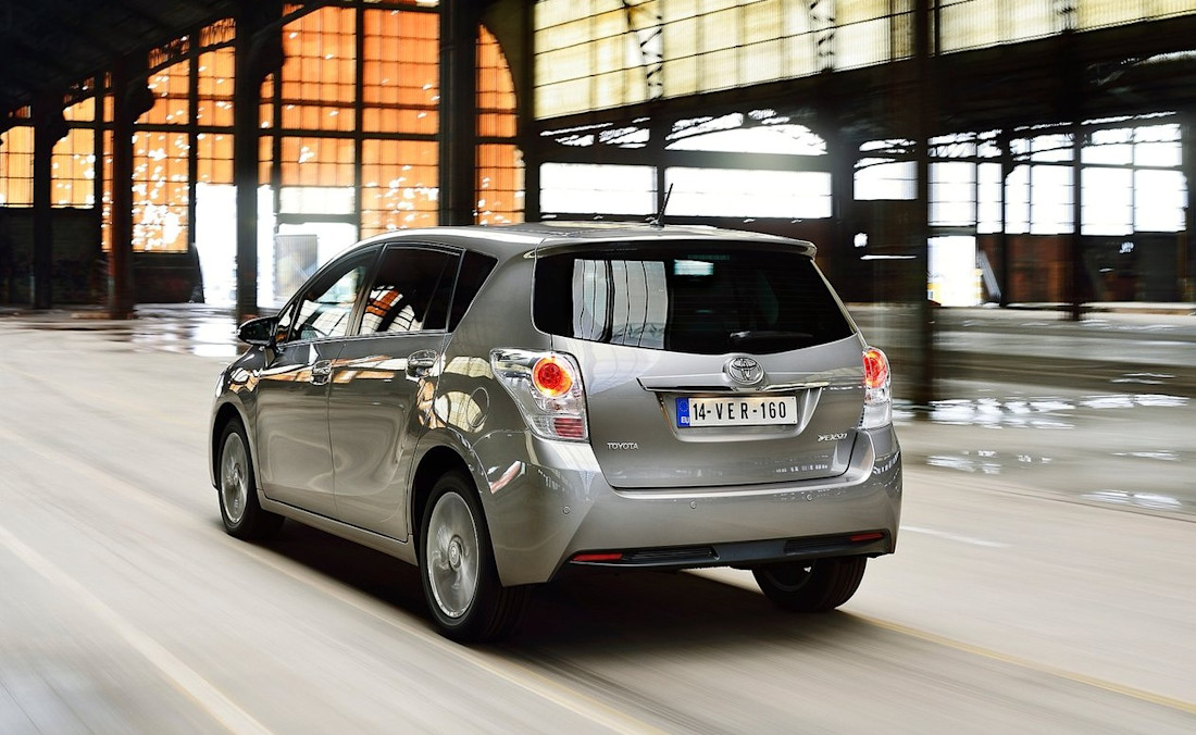 toyota-verso-back