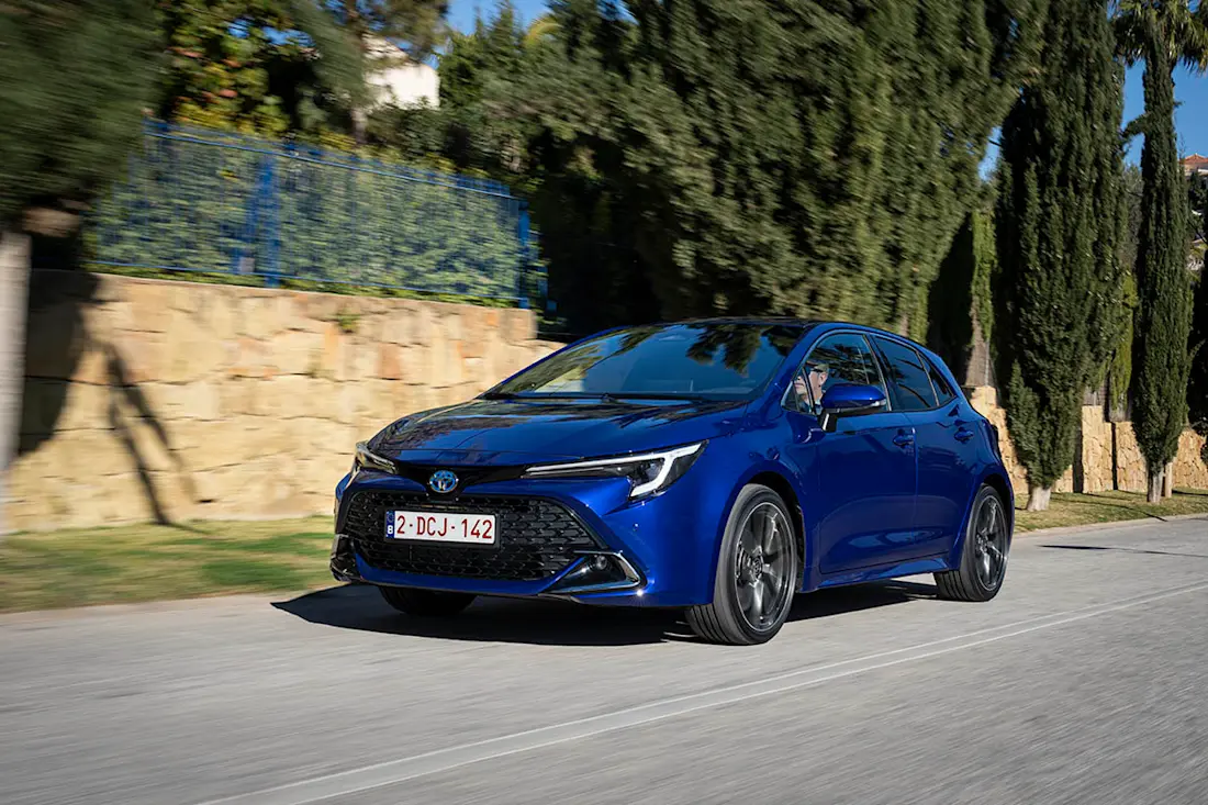 Toyota Corolla (2023) rijdend, vooraanzicht Toyota Corolla (2023) rijdend, vooraanzicht