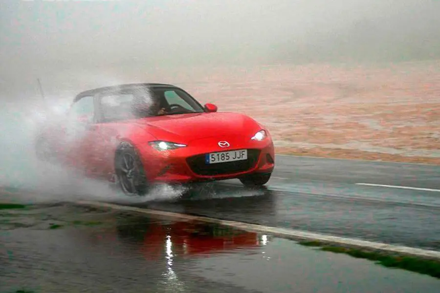 Coches-lluvia-distancia-frenado