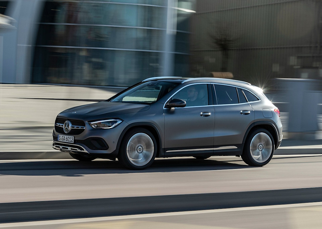 Mercedes-Benz GLA 180 tweede generatie zijkant