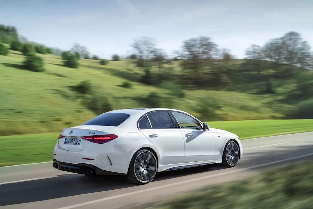 Mercedes-AMG C 43 (2023) rijdend, achteraanzicht Mercedes-AMG C 43 (2023) rijdend, achteraanzicht