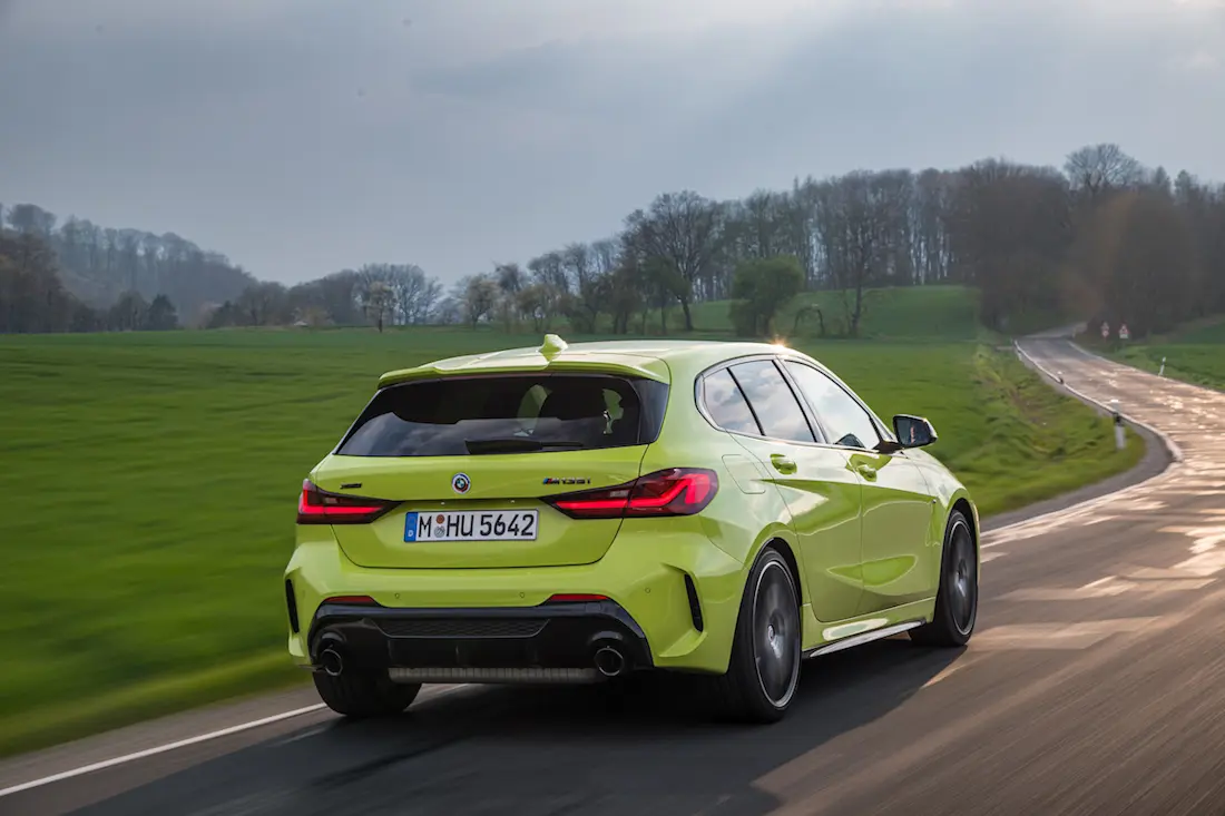 BMW M135i xDrive (2022) rijdend, achteraanzicht BMW M135i xDrive (2022) rijdend, achteraanzicht