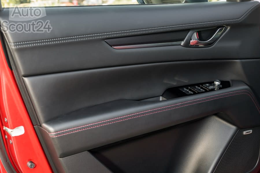 2022_mazda_cx-5_homura_hr_int_01_highres (2)(1).jpg