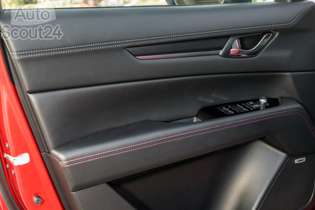 2022_mazda_cx-5_homura_hr_int_01_highres (2)(1).jpg