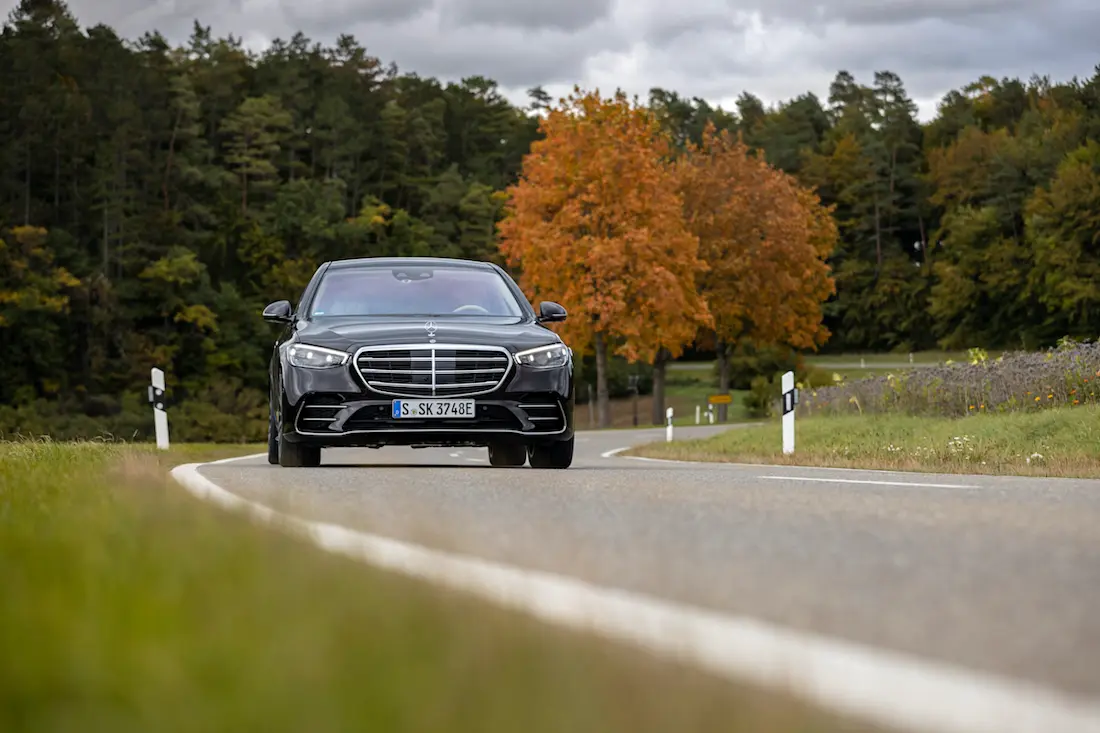 AS24 Mercedes S 580 e L 2021 rijdend frontaal AS24 Mercedes S 580 e L 2021 rijdend frontaal