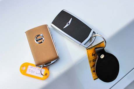 Editorial 2017 genesis g90 vs volvo s90 05 dh